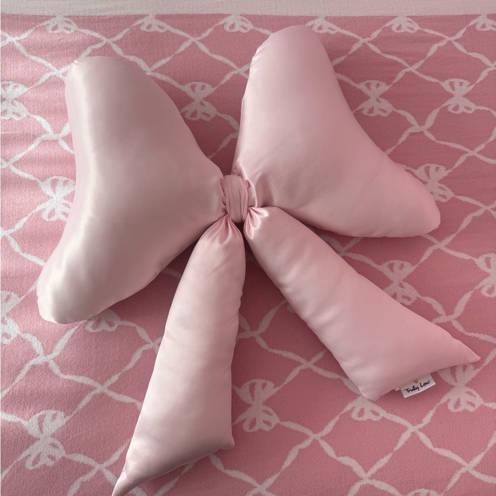 VIRAL pink bow pillow🎀